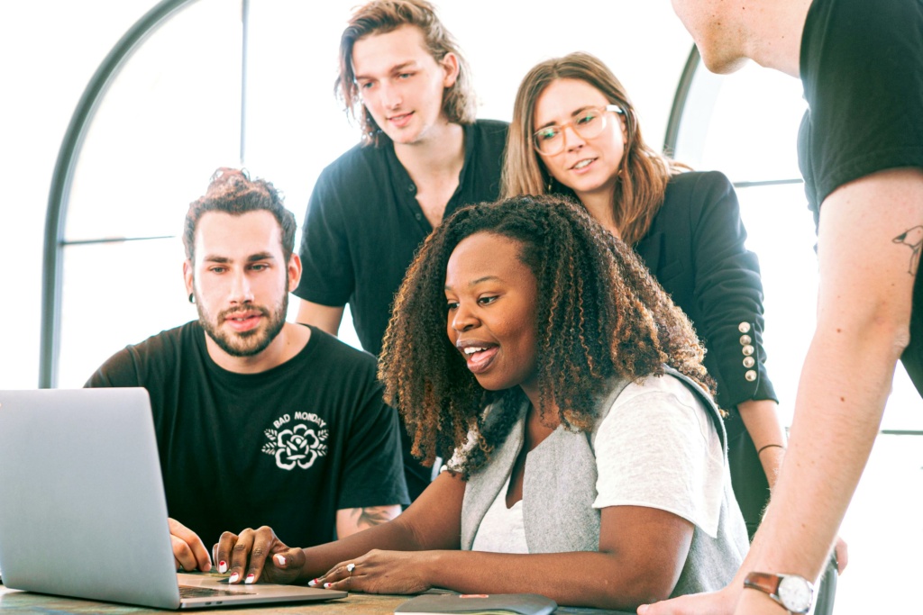 Le freelance offre un accompagnement humain à ses clients.