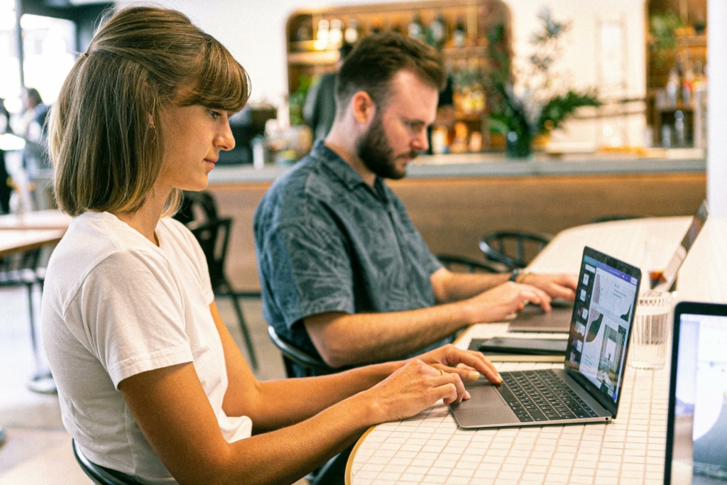 Community manager en freelance ou agence ? Il n'y a pas de réponse universelle, à chacun ses besoins !